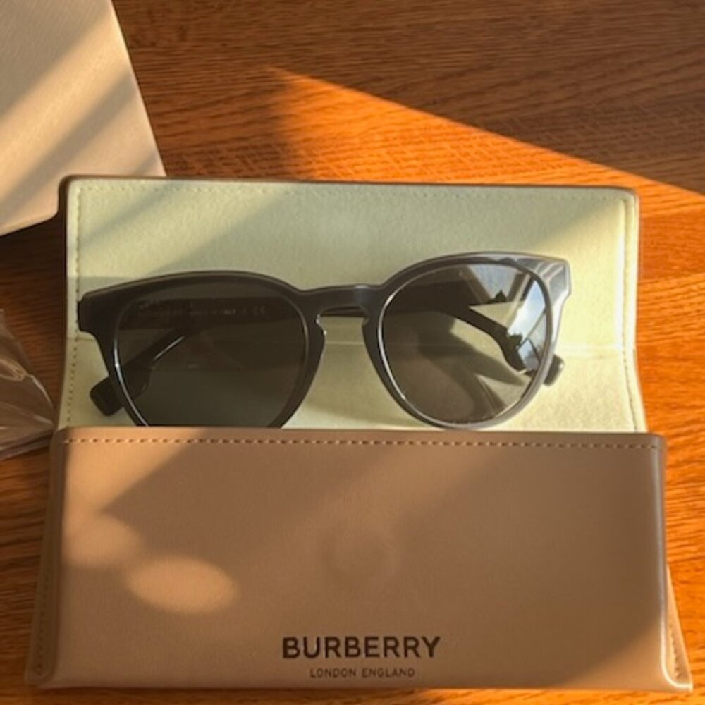 BURBERRY London England Sunglasses - Picture 2 of 7